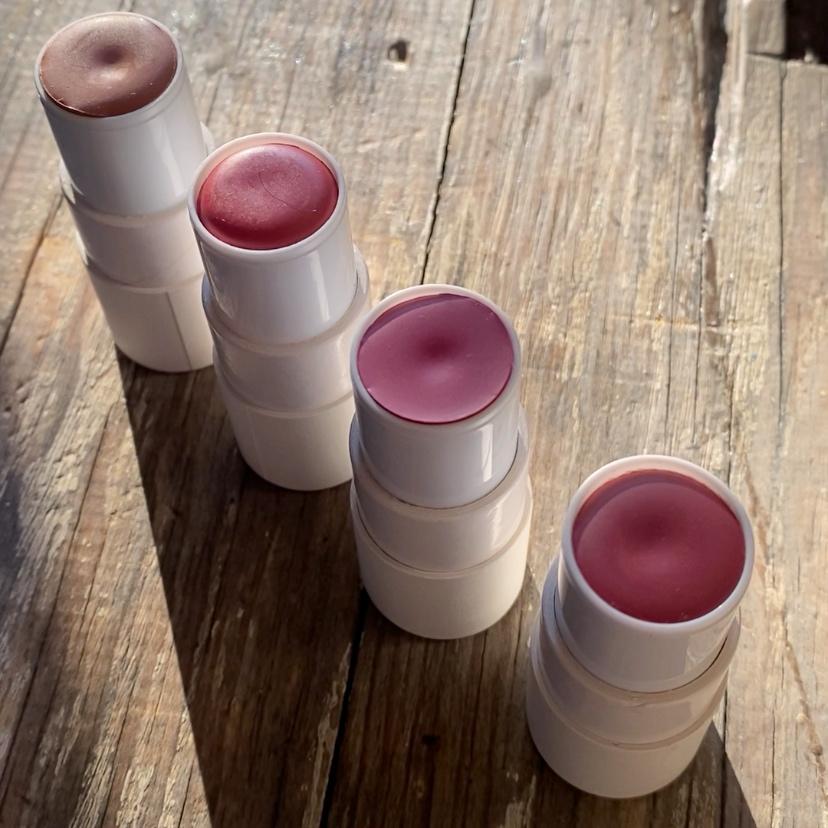Lip & Cheek Bloom. Lápiz labial natural 2 en 1 para un color vibrante.