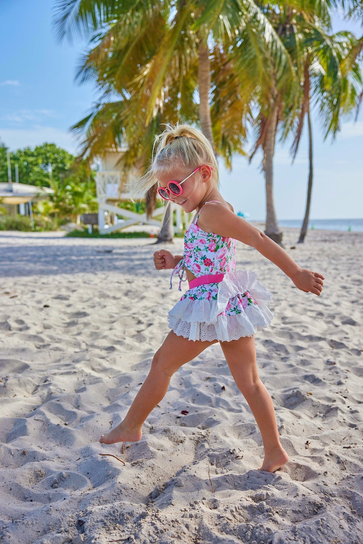 Traje de baño de una pieza con estampado floral al atardecer