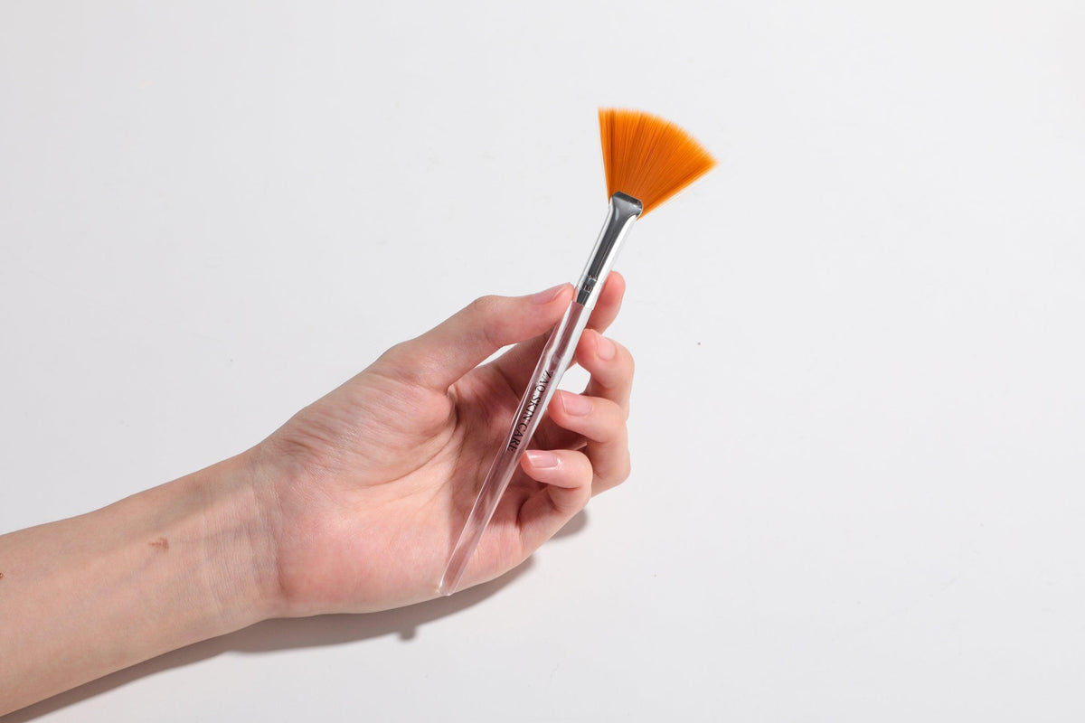 Pincel de abanico para mascarillas con cerdas sintéticas y mango acrílico