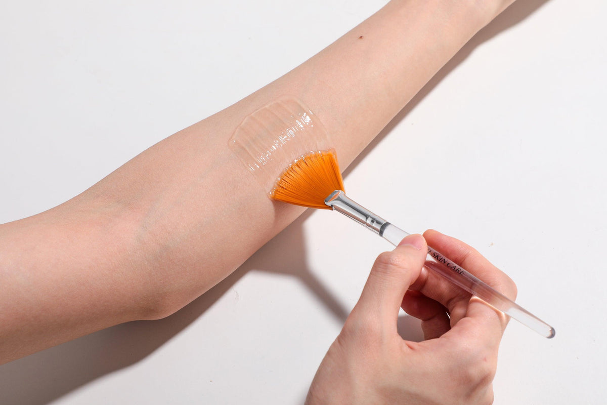Pincel de abanico para mascarillas con cerdas sintéticas y mango acrílico