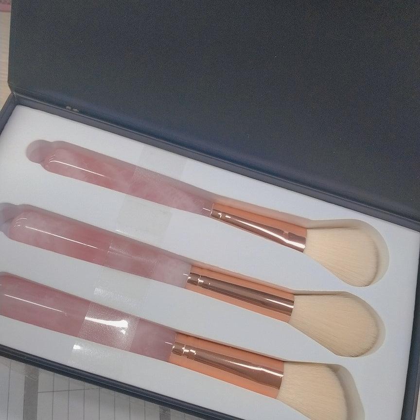 Pinceles de maquillaje con piedras preciosas