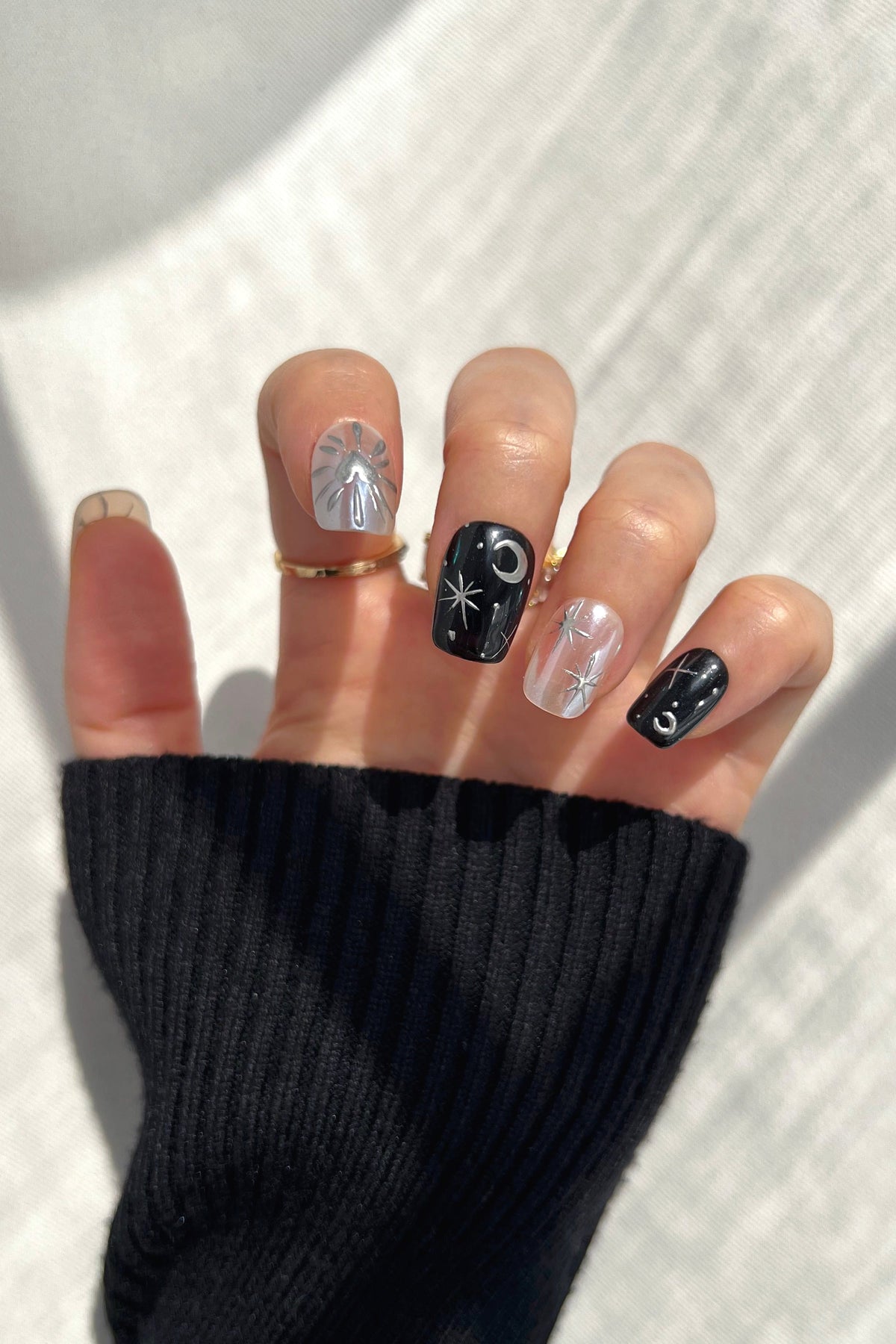 Eclipse monocromático | Uñas de gel profesionales hechas a mano