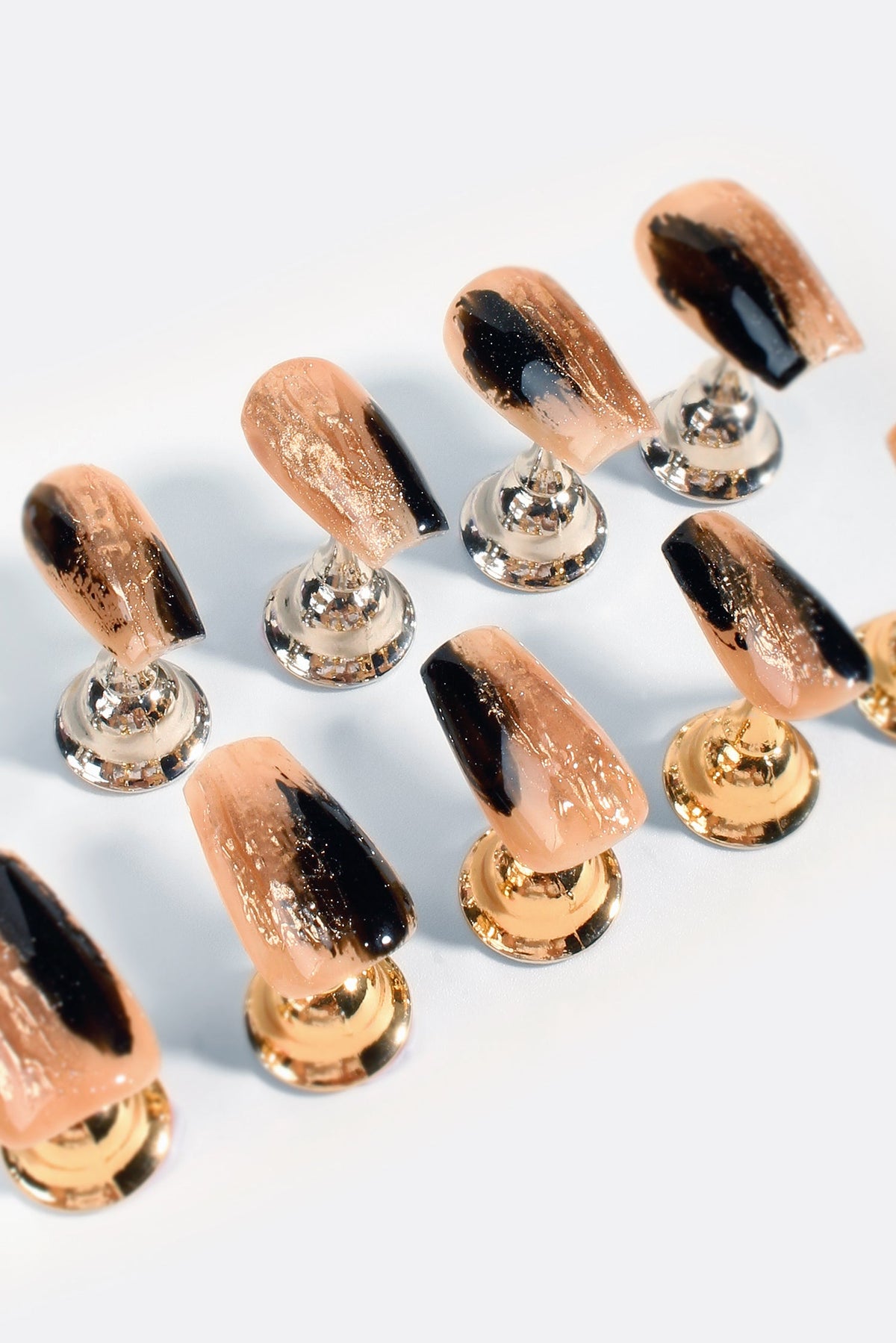 Dorado negro | Uñas de gel profesionales hechas a mano