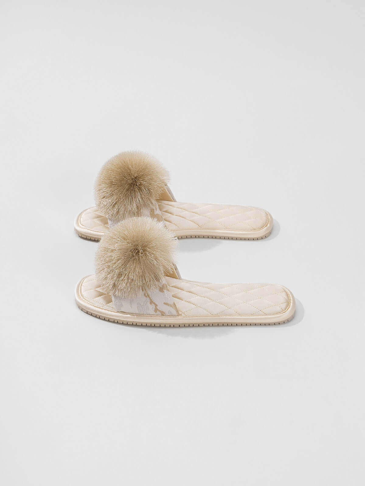 Pantoufles brodées d'inspiration asiatique
