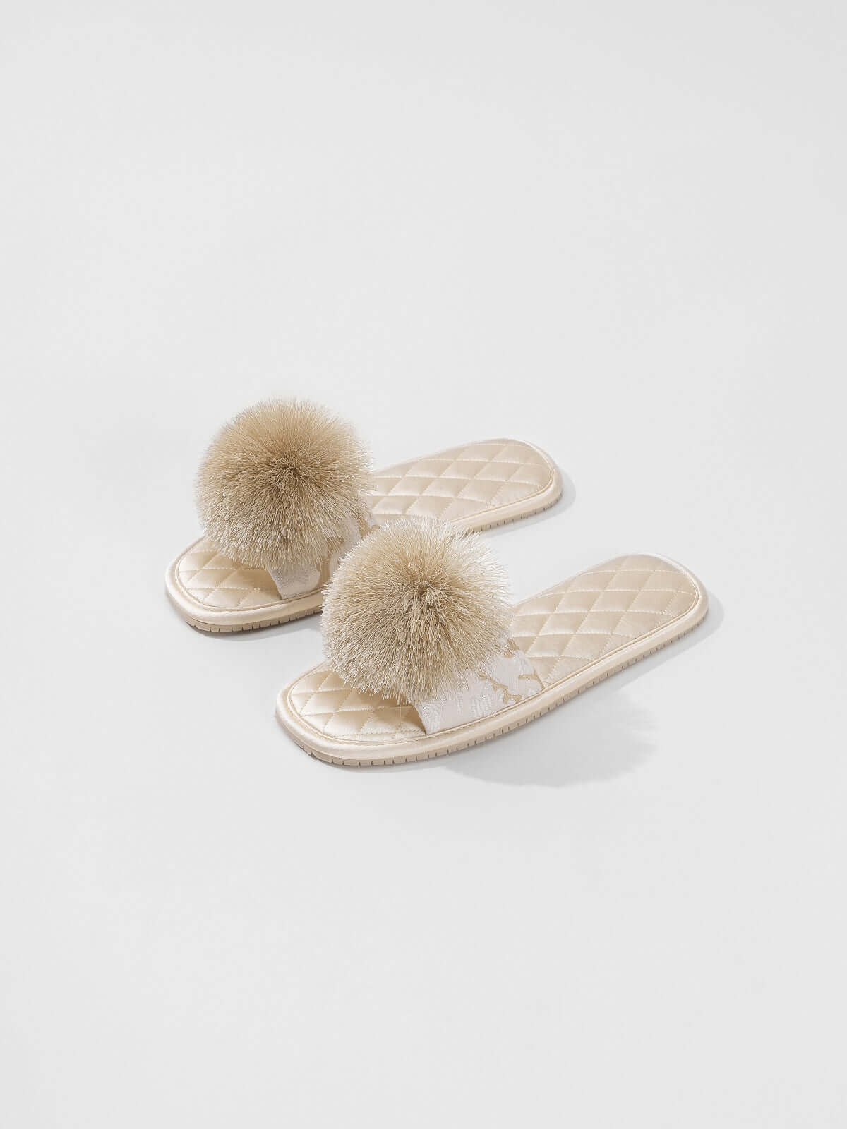 Pantoufles brodées d'inspiration asiatique