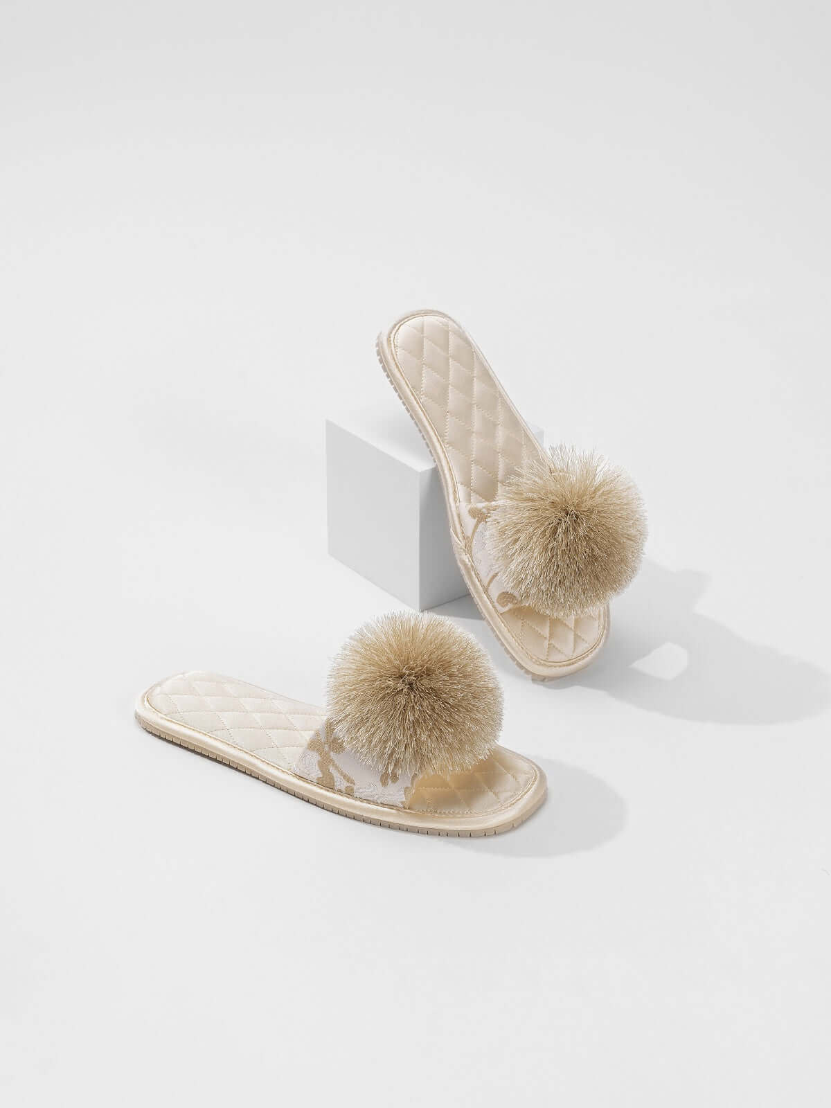 Pantoufles brodées d'inspiration asiatique
