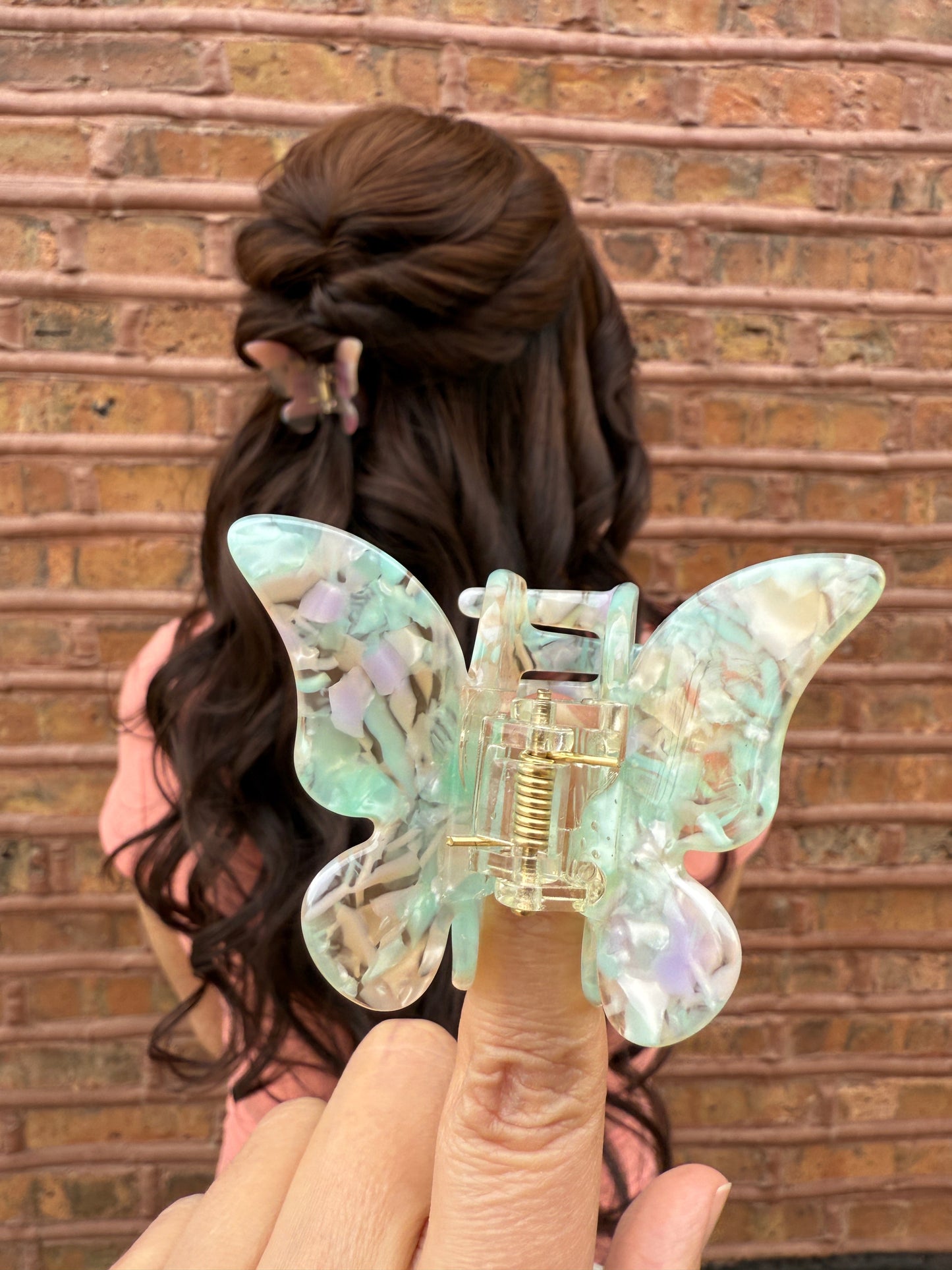 Pinza para el pelo con forma de mariposa jaspeada