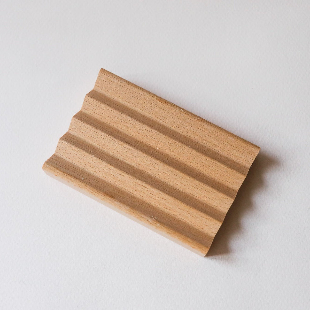 Jabonera de madera de haya en zigzag