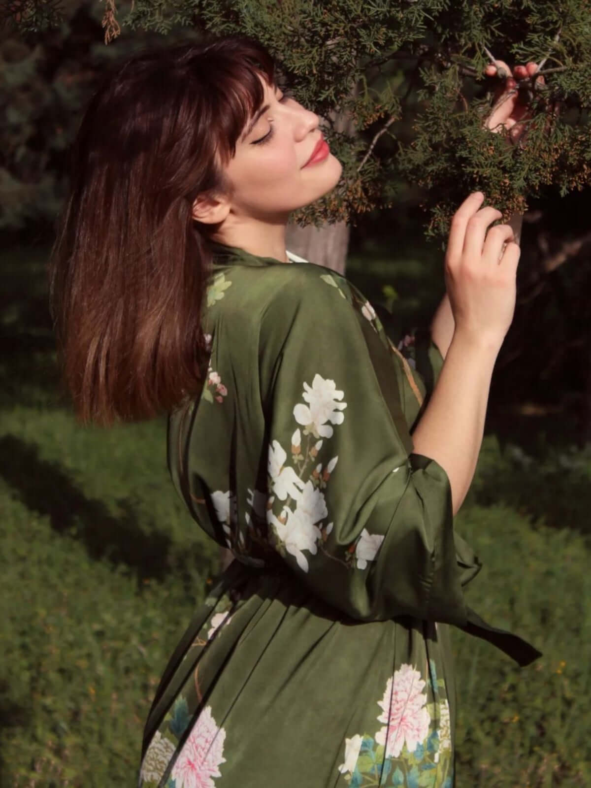 Bata kimono floral de oliva