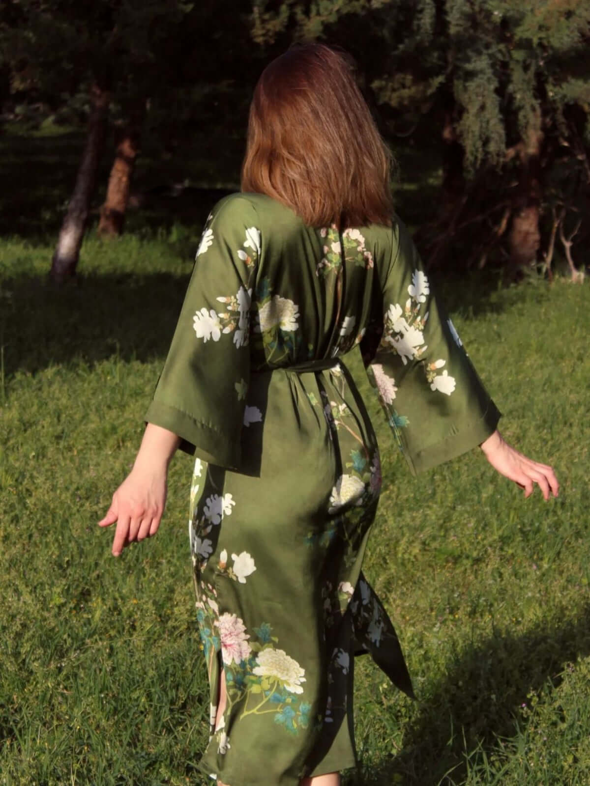 Bata kimono floral de oliva