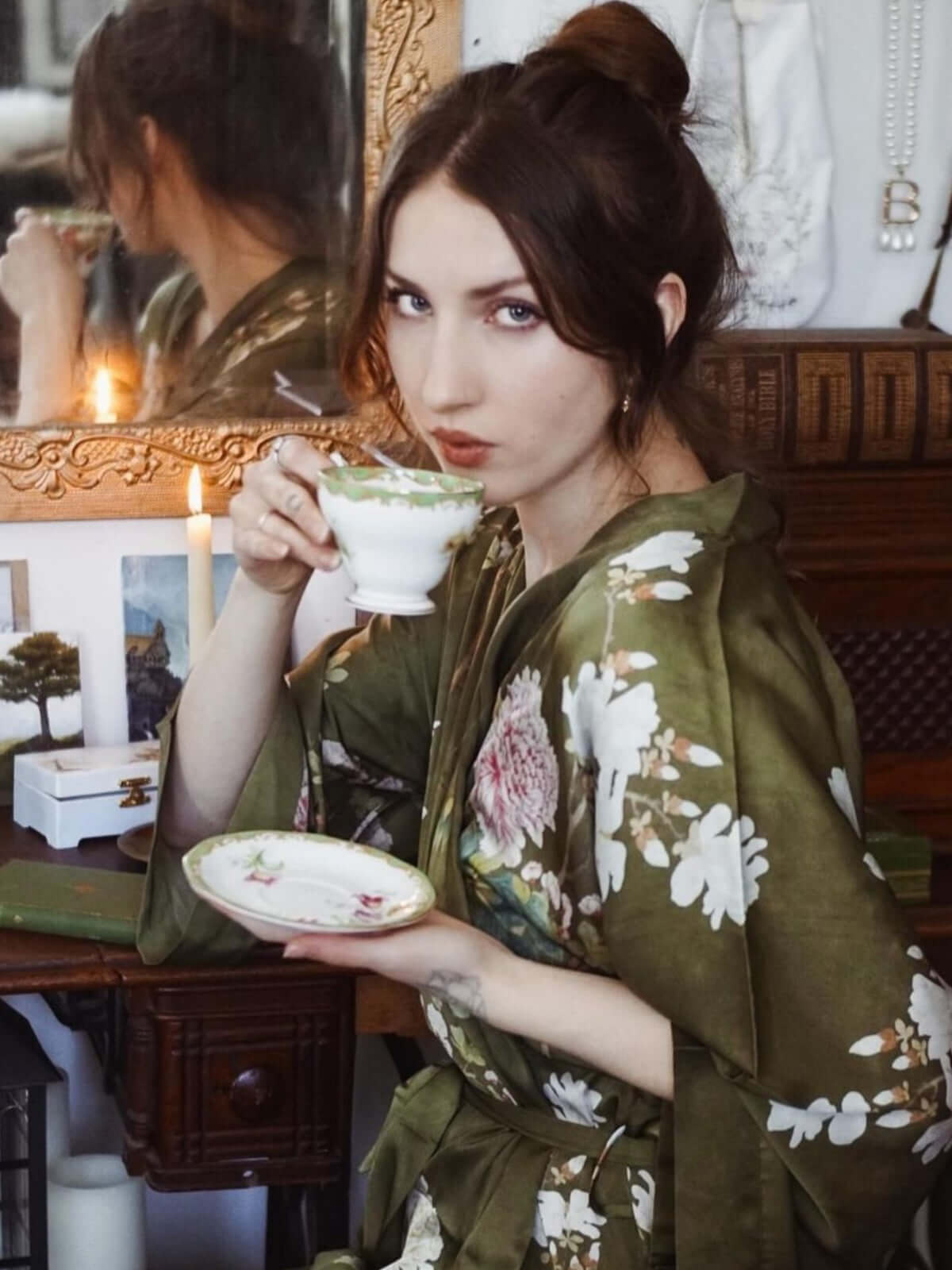 Bata kimono floral de oliva