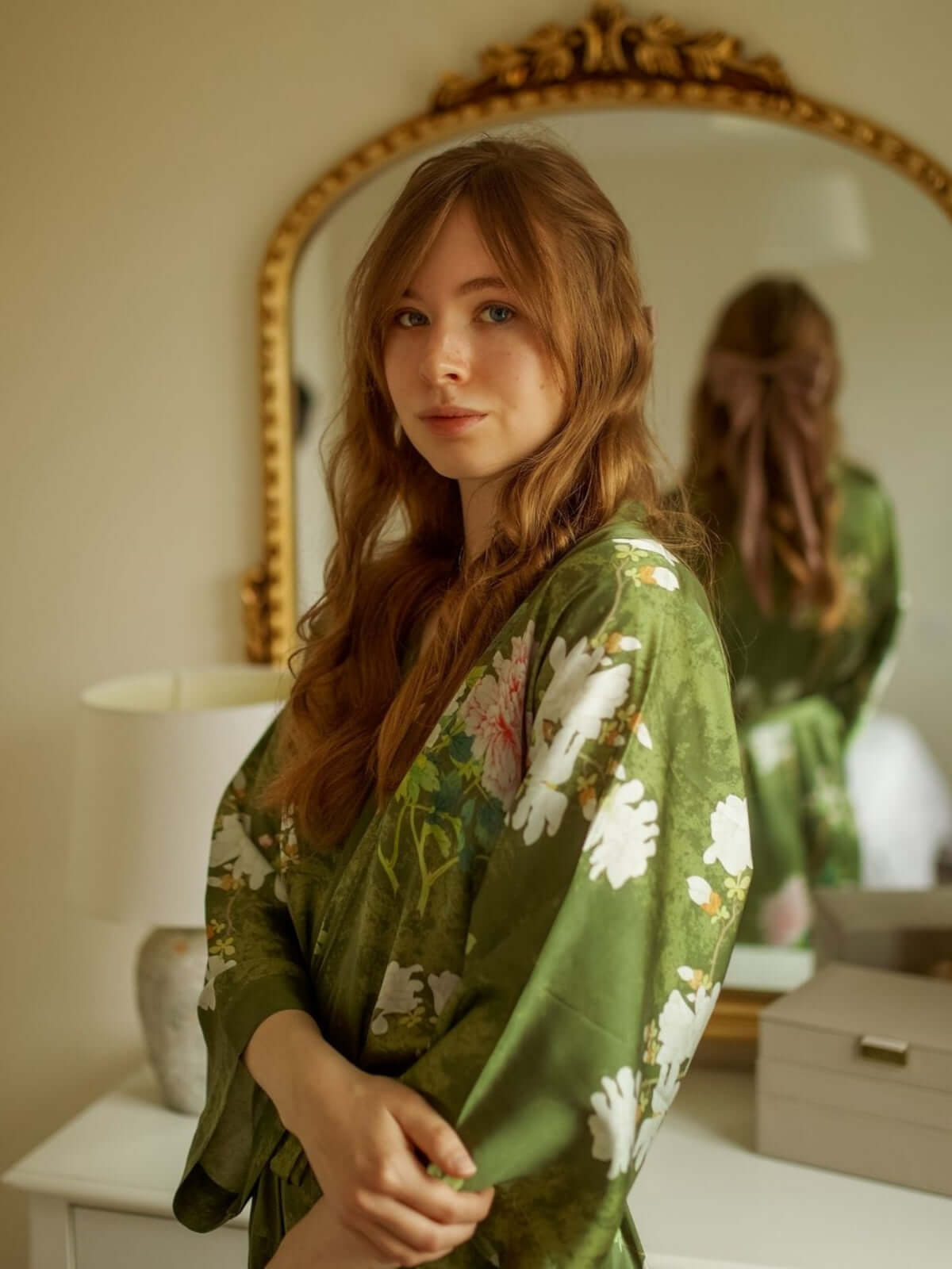Bata kimono floral de oliva