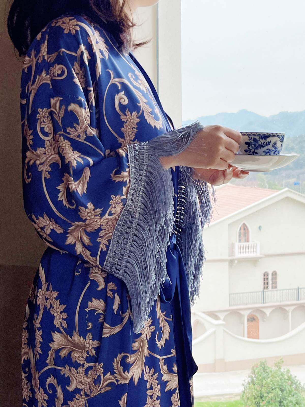 Bata kimono azul con borlas