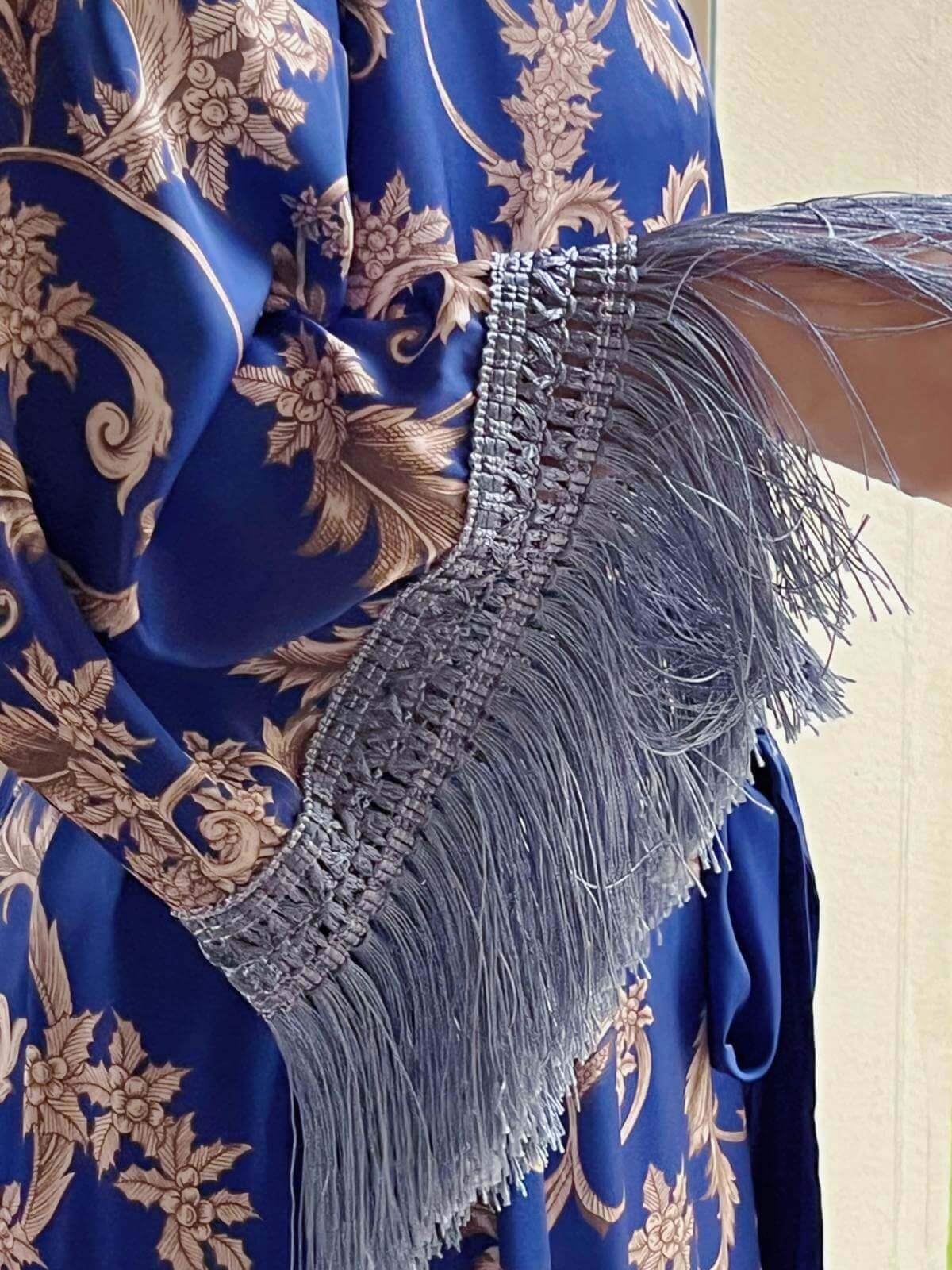 Bata kimono azul con borlas