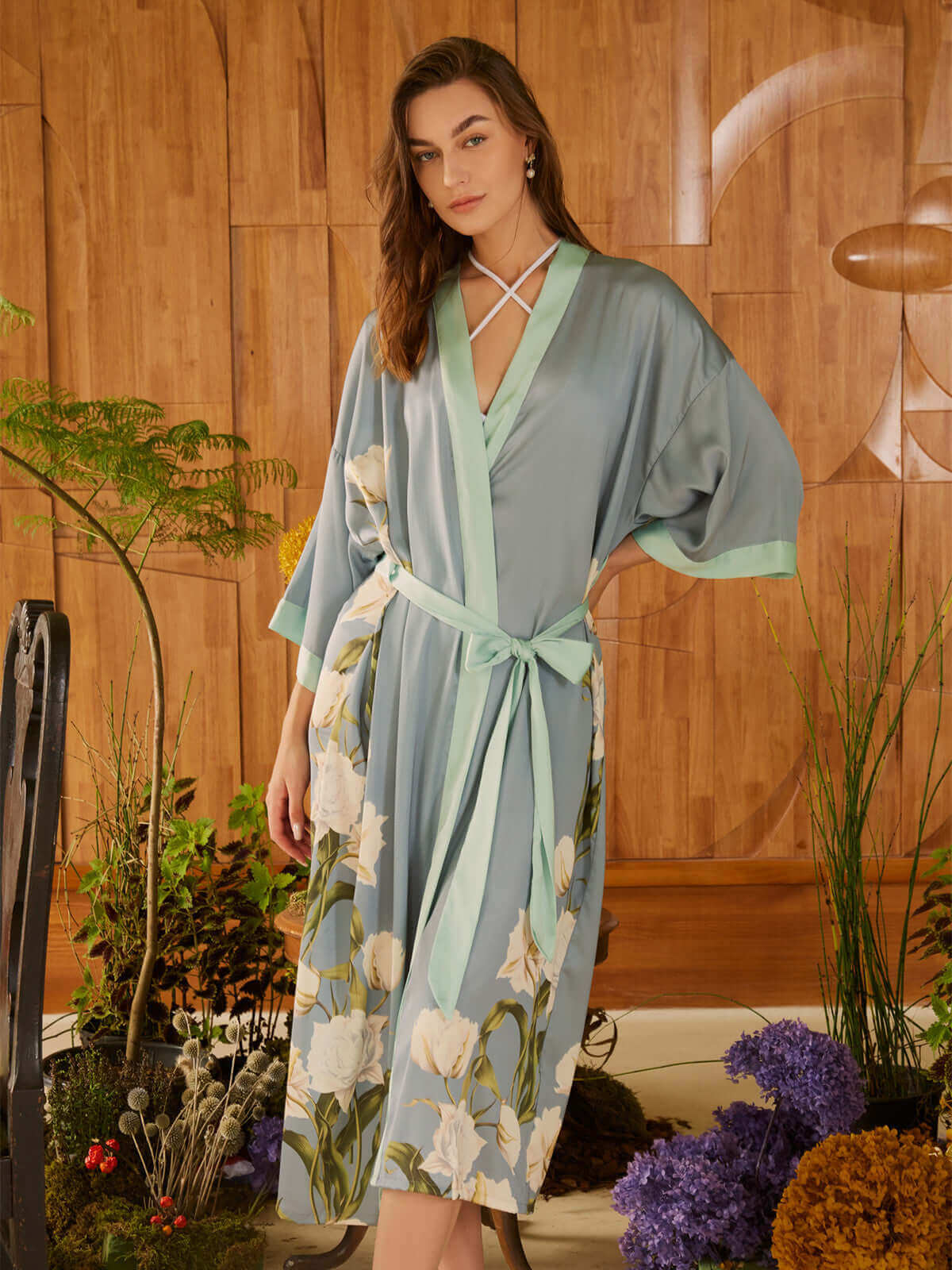 Bata kimono con flores de peonía