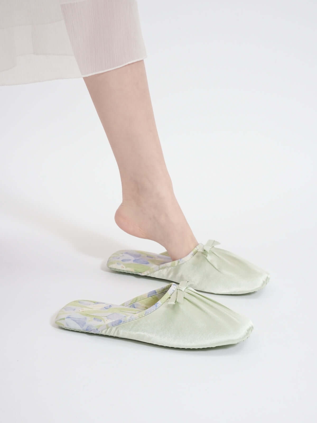 Chaussons à imprimé floral encre