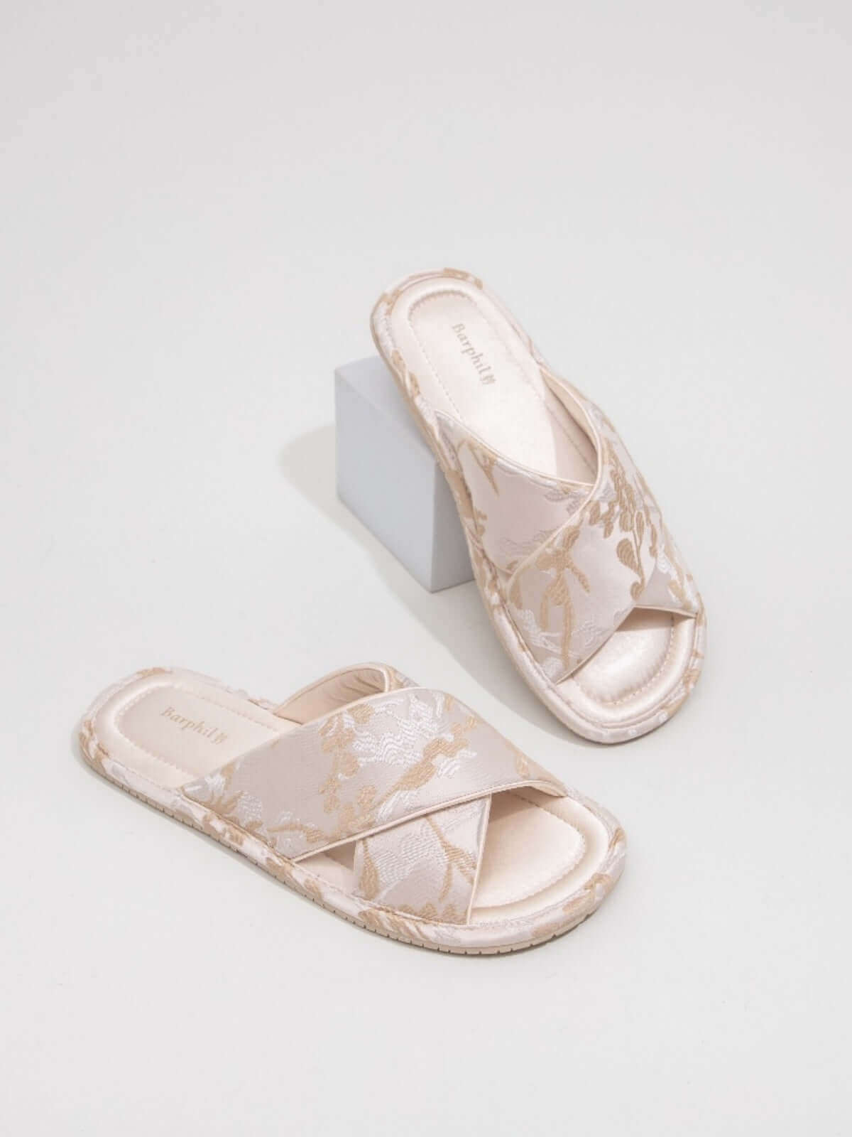 Mules brodées classiques à brides croisées