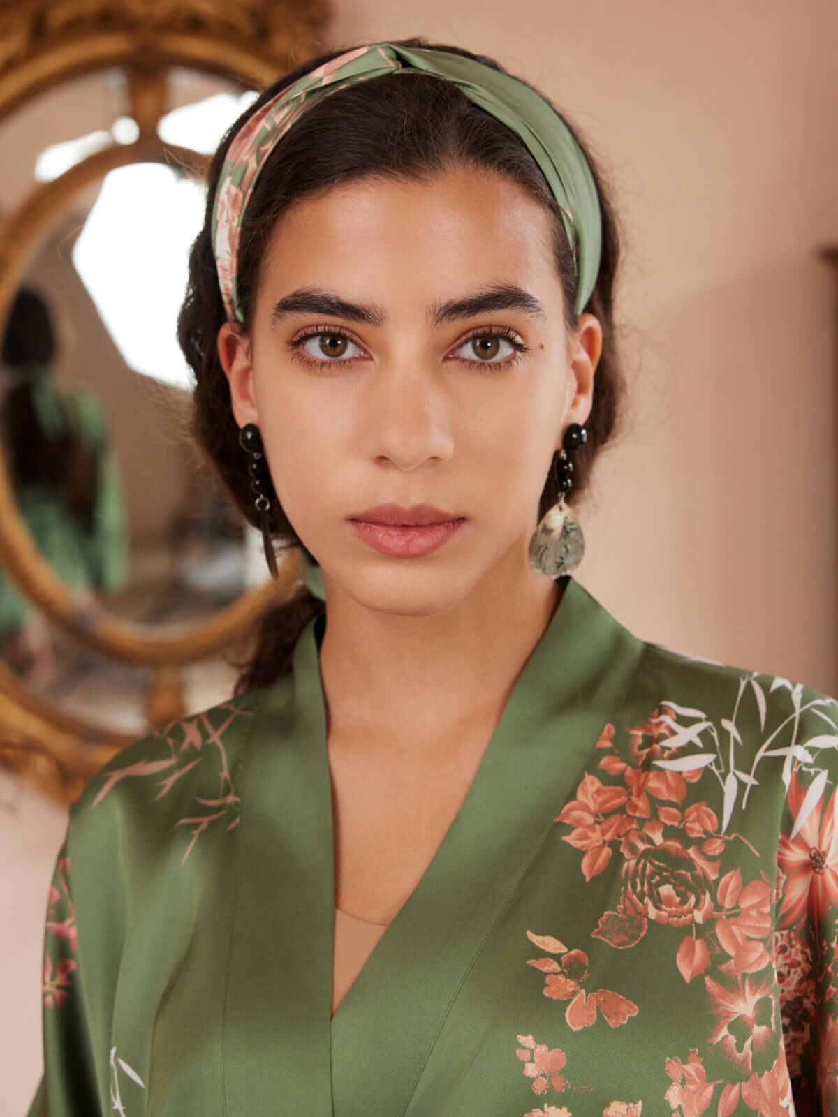 Pañuelo cuadrado con estampado floral de charmeuse verde