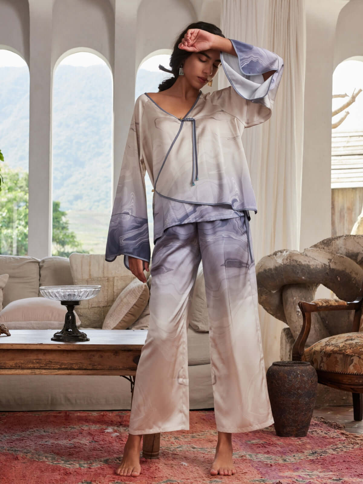 Conjunto de pijama de 2 piezas con blusa y pantalón con pintura de textura vintage asiática