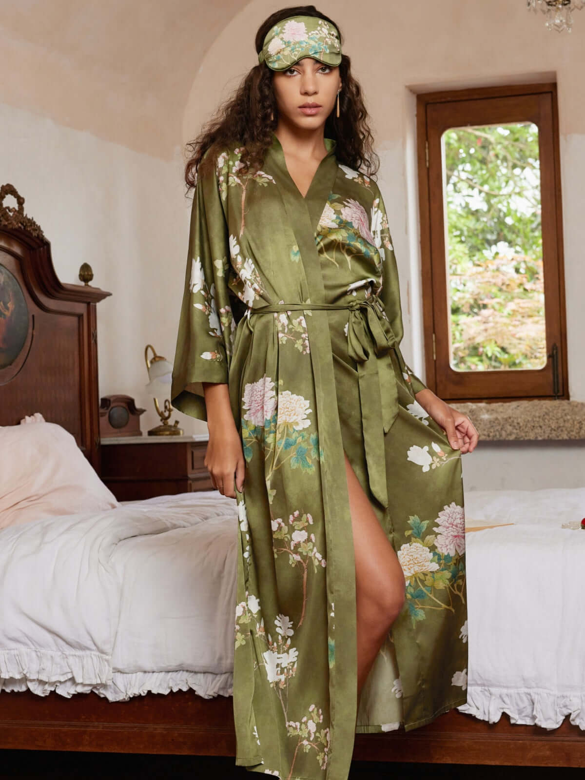 Antifaz para dormir con charmeuse floral de oliva y inspiración asiática