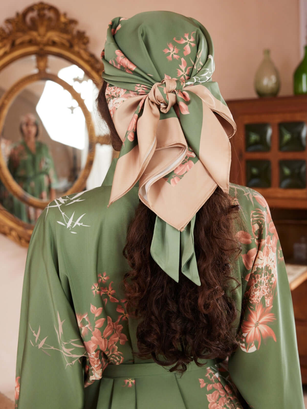 Pañuelo cuadrado con estampado floral de charmeuse verde