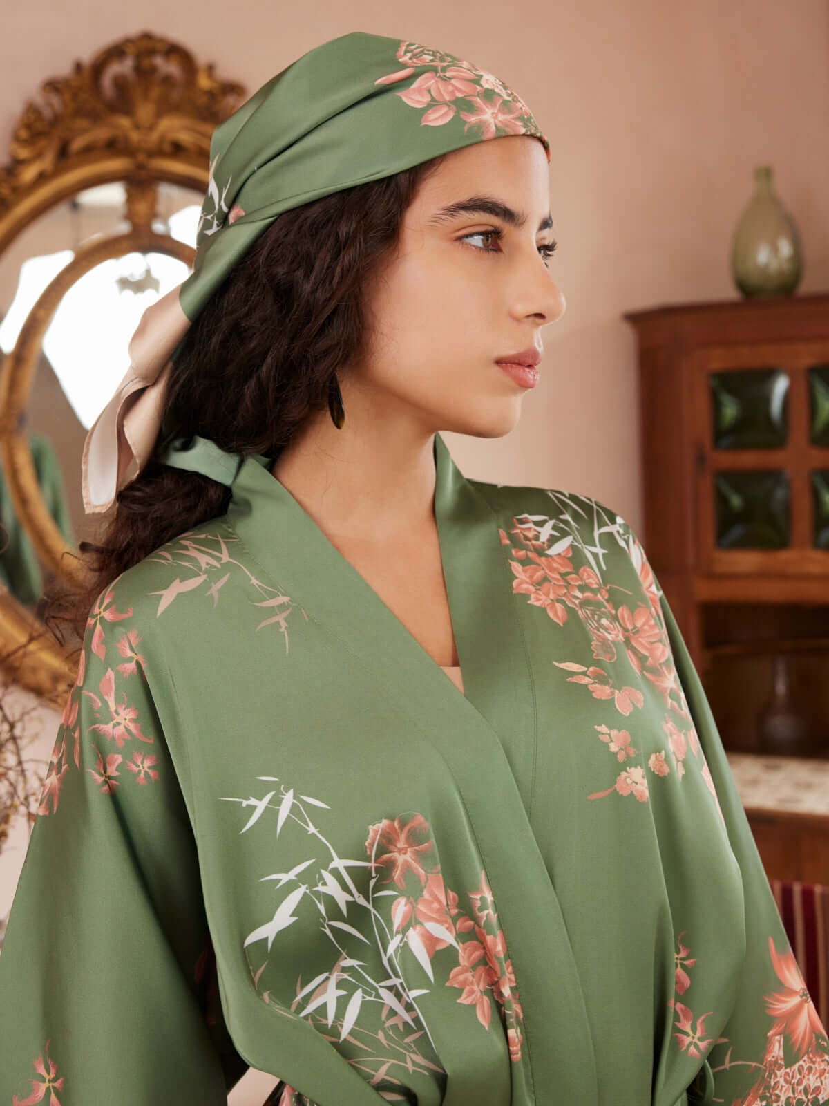 Pañuelo cuadrado con estampado floral de charmeuse verde