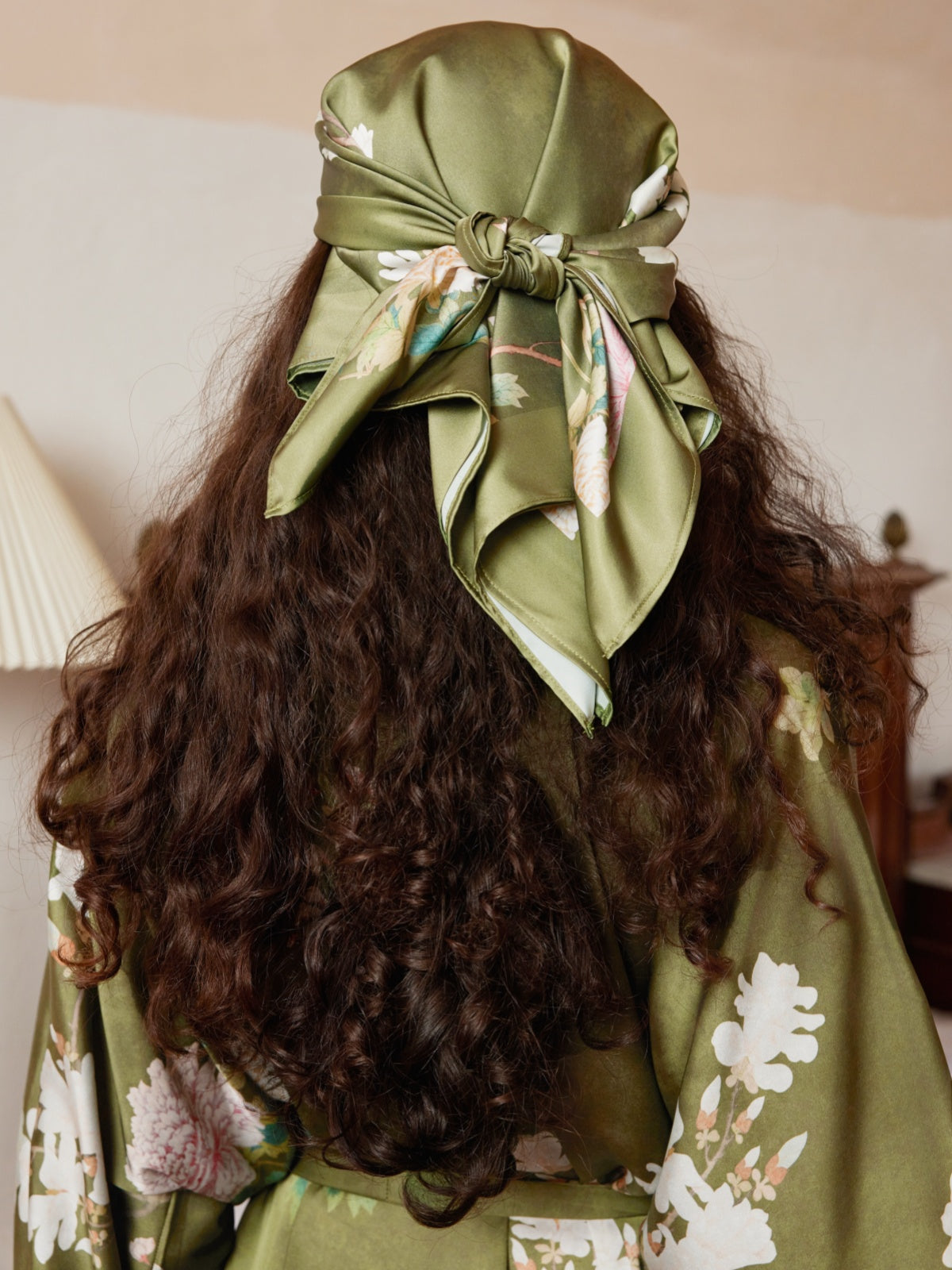Bata kimono floral de oliva