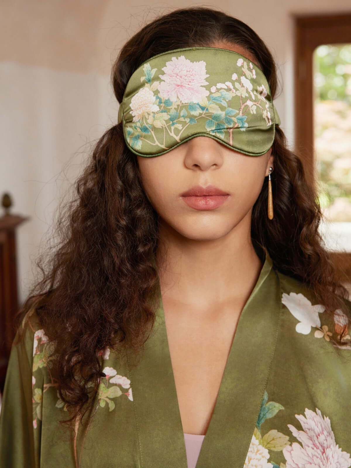 Antifaz para dormir con charmeuse floral de oliva y inspiración asiática