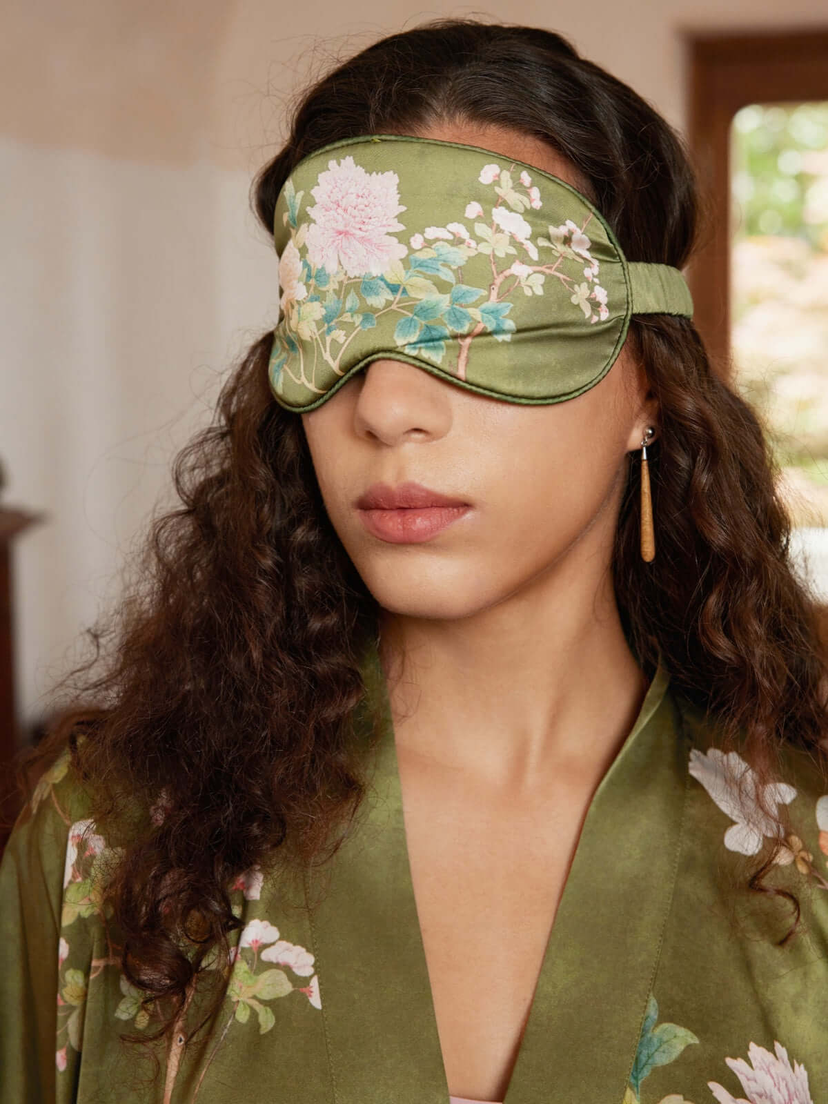 Antifaz para dormir con charmeuse floral de oliva y inspiración asiática