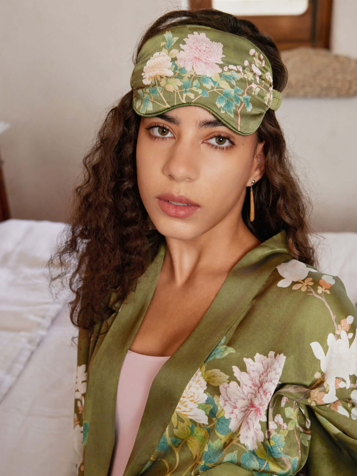 Antifaz para dormir con charmeuse floral de oliva y inspiración asiática