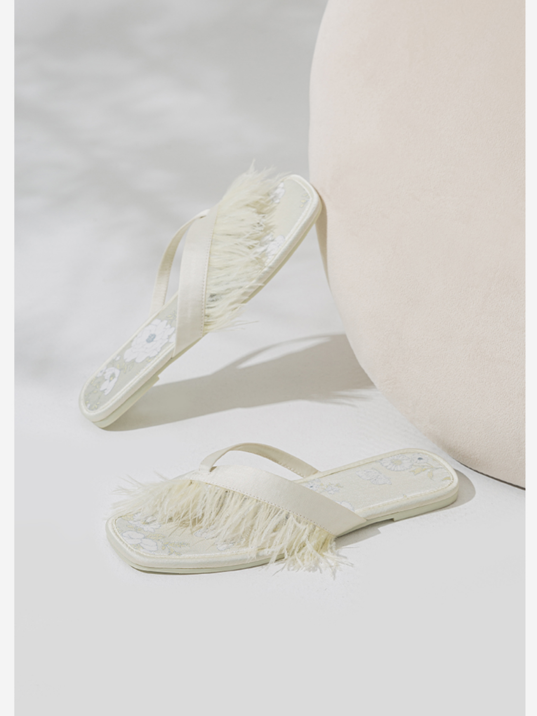 Tongs élégantes d'été avec anneau d'orteil