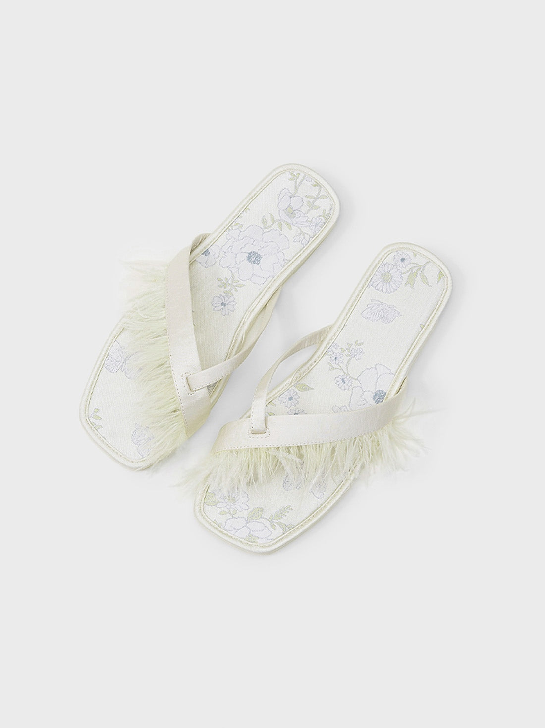 Tongs élégantes d'été avec anneau d'orteil