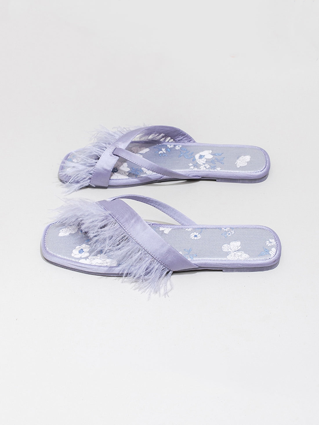 Tongs élégantes d'été avec anneau d'orteil