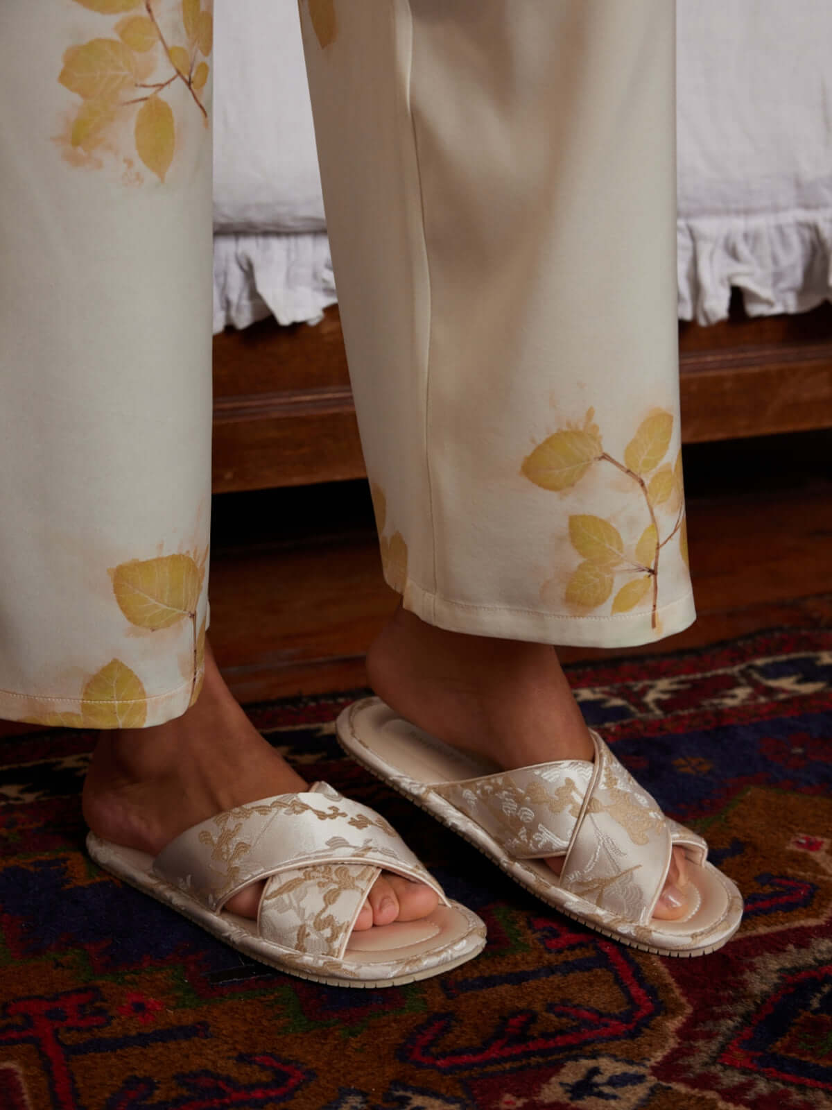 Mules brodées classiques à brides croisées