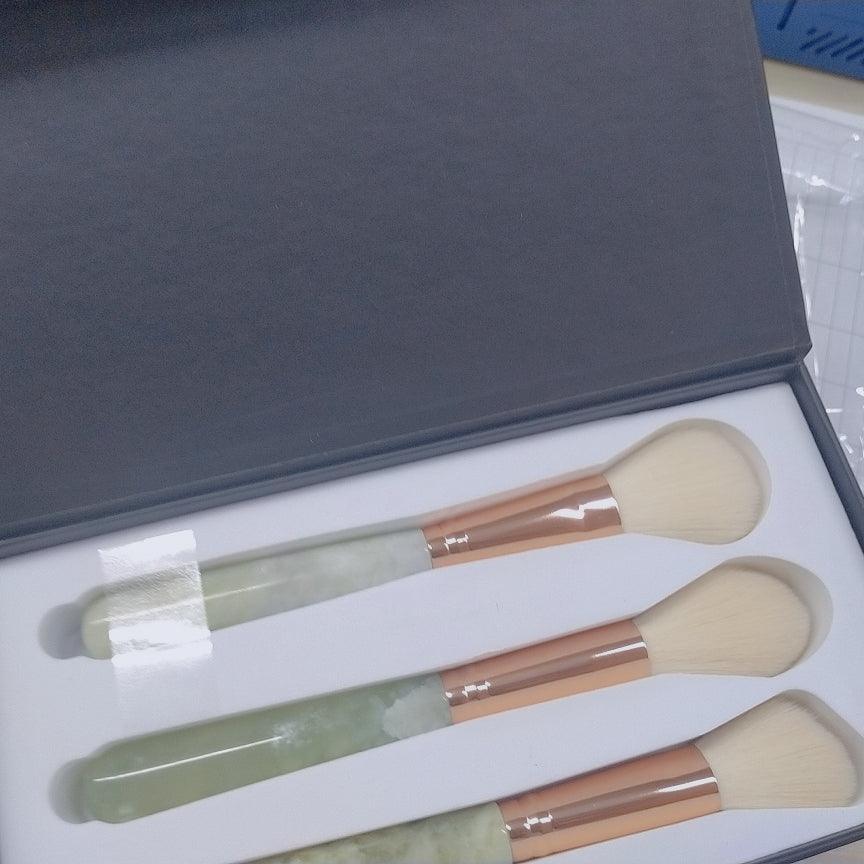 Pinceles de maquillaje con piedras preciosas