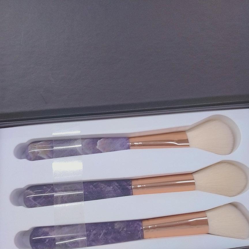 Pinceles de maquillaje con piedras preciosas