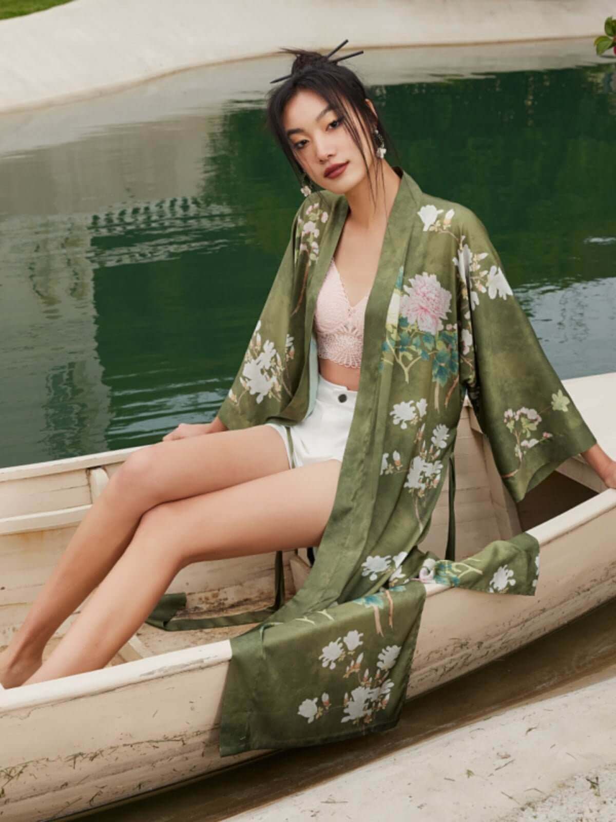 Bata kimono floral de oliva