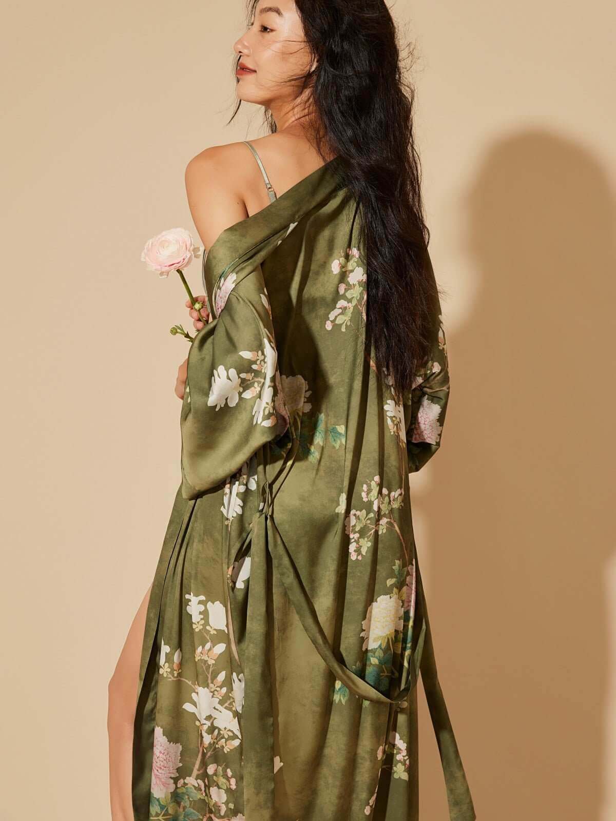 Bata kimono floral de oliva