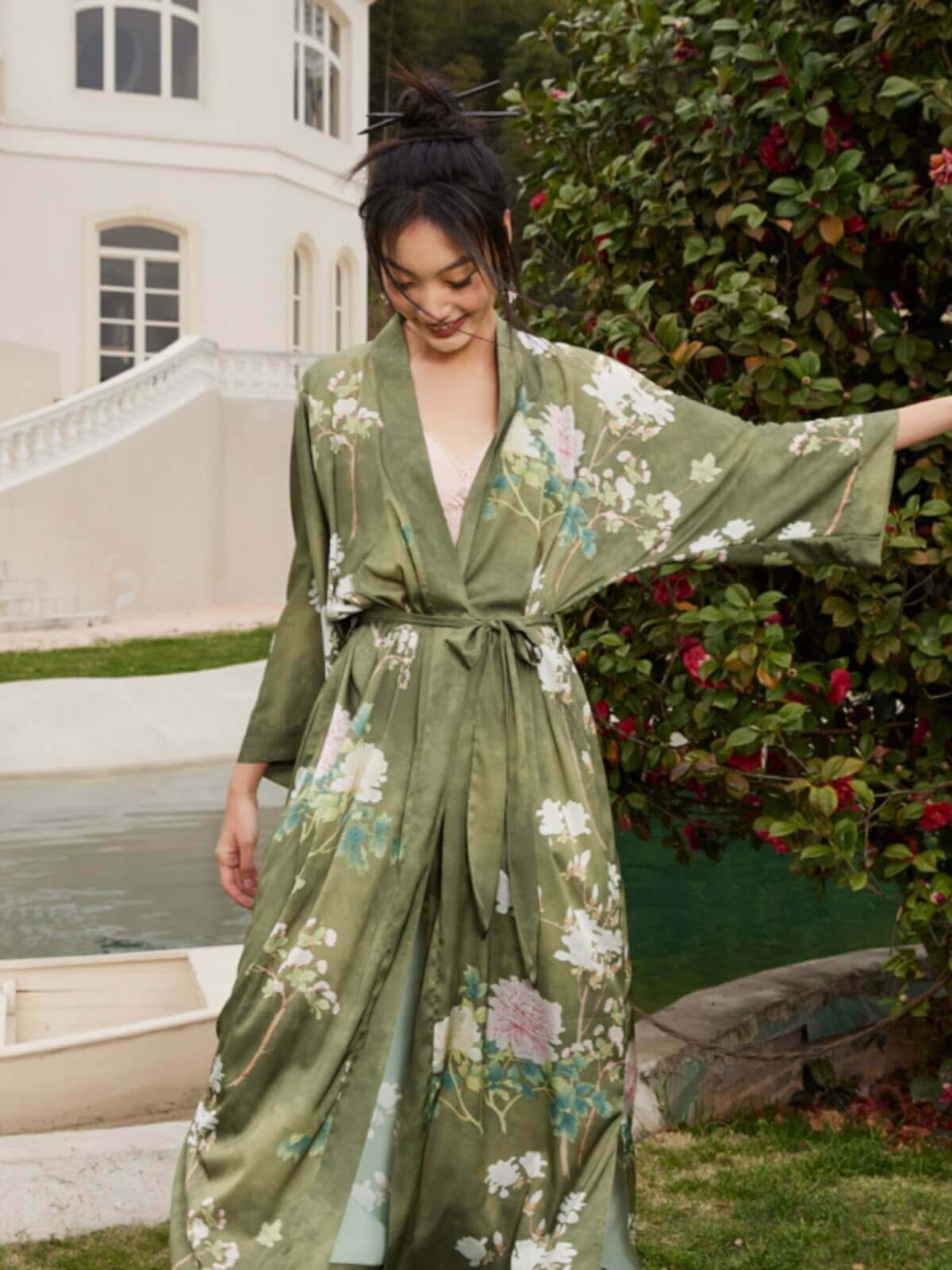 Bata kimono floral de oliva