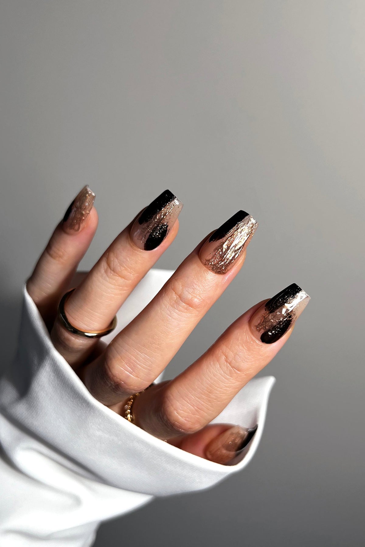 Dorado negro | Uñas de gel profesionales hechas a mano