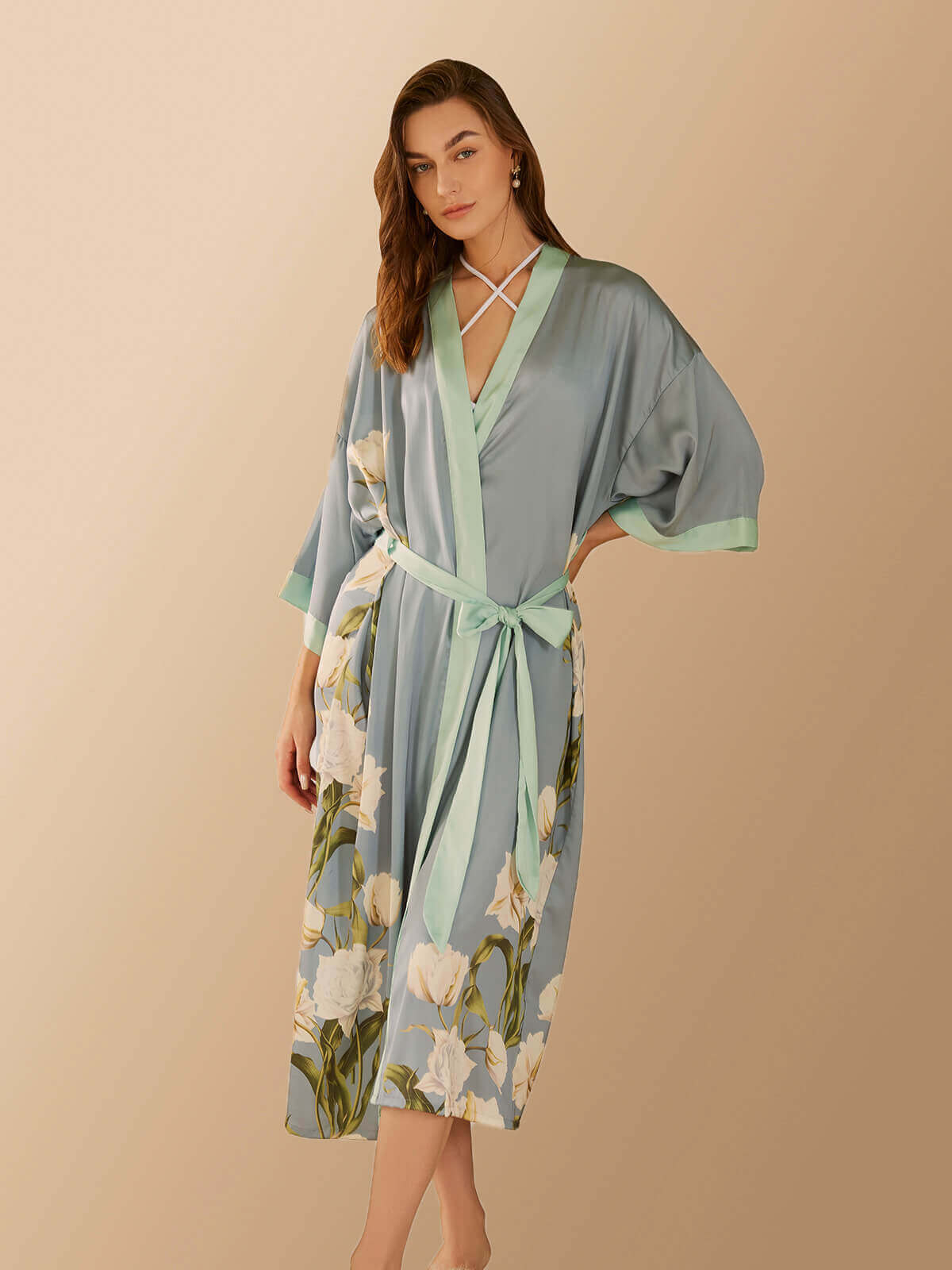 Bata kimono con flores de peonía