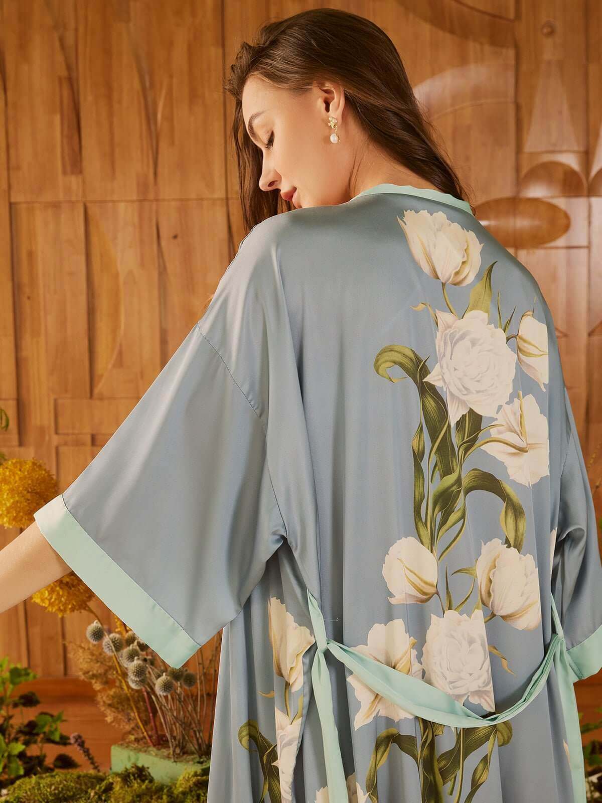 Bata kimono con flores de peonía