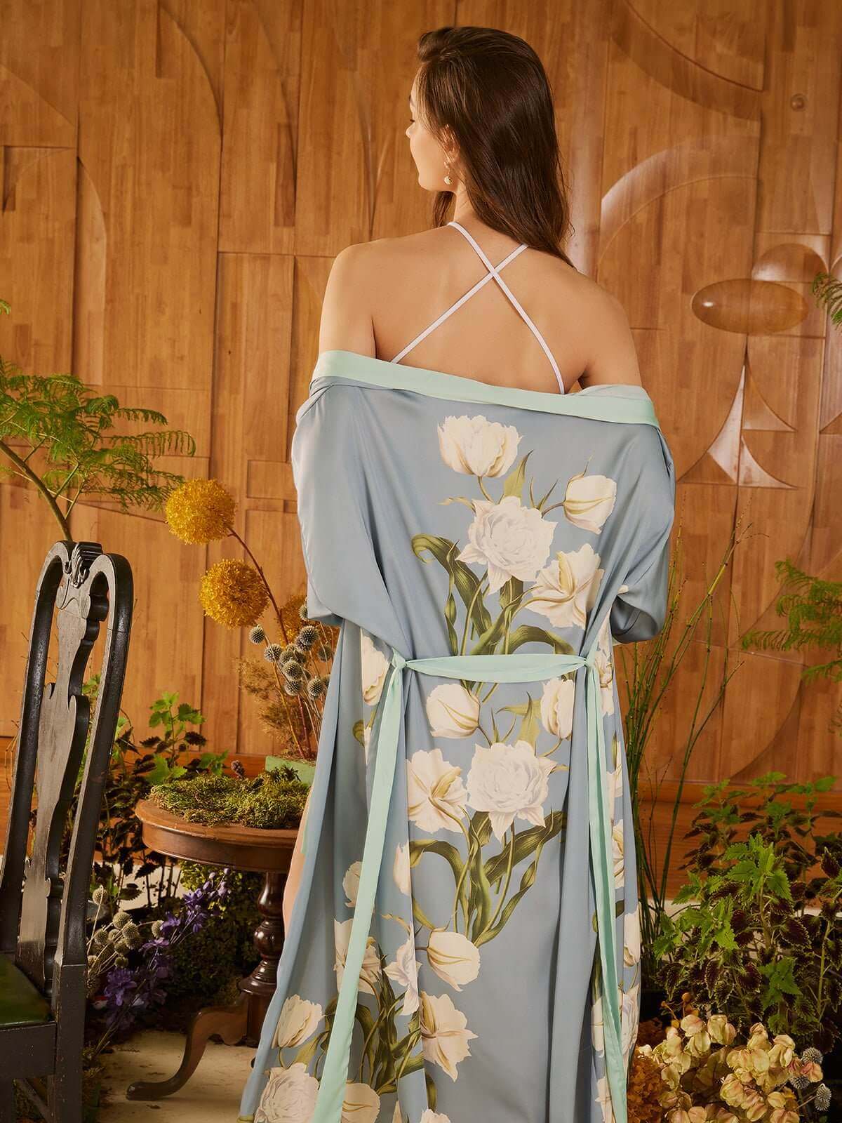 Bata kimono con flores de peonía