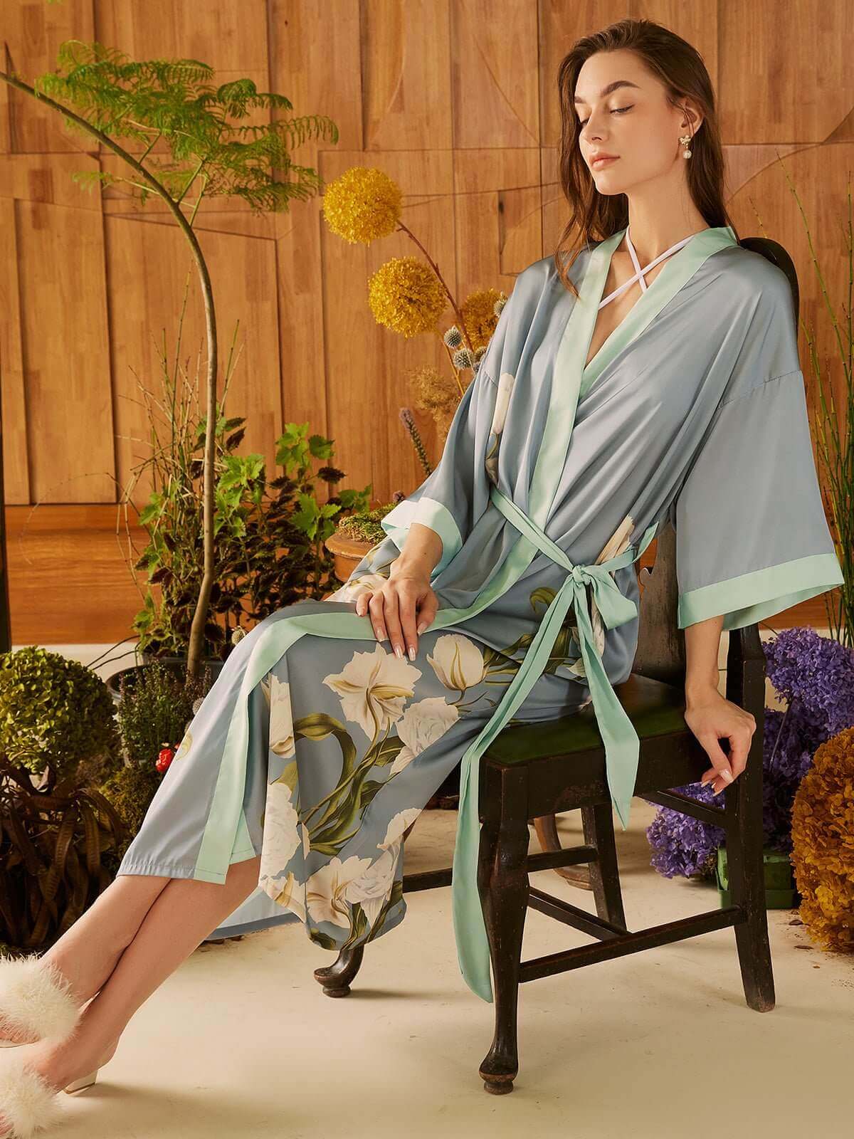 Bata kimono con flores de peonía