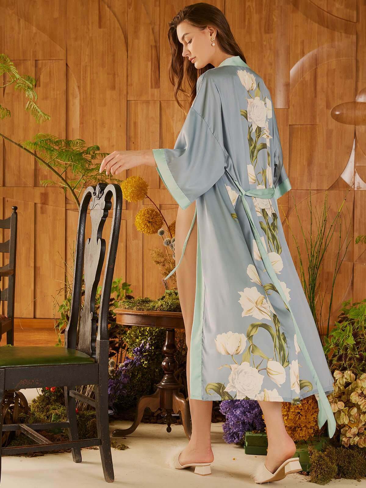 Bata kimono con flores de peonía