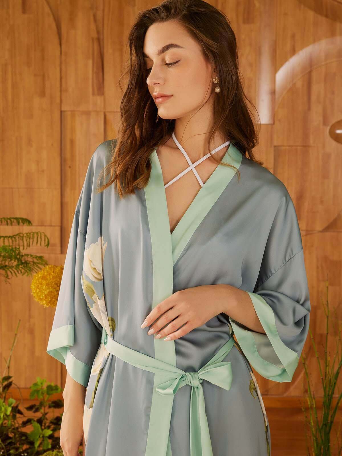 Bata kimono con flores de peonía