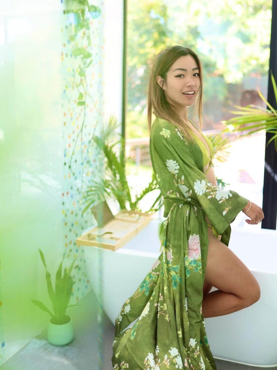 Bata kimono floral de oliva
