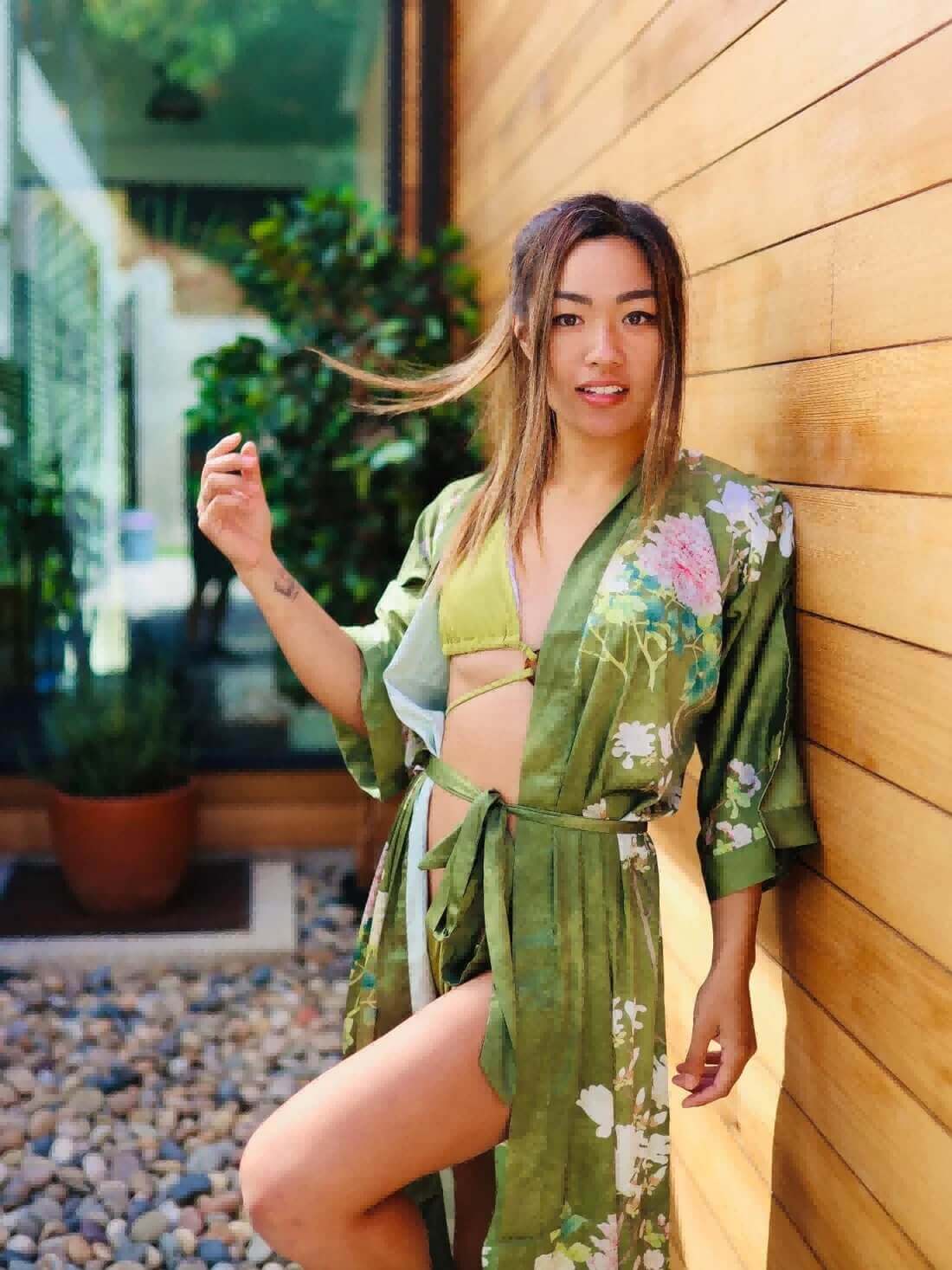 Bata kimono floral de oliva