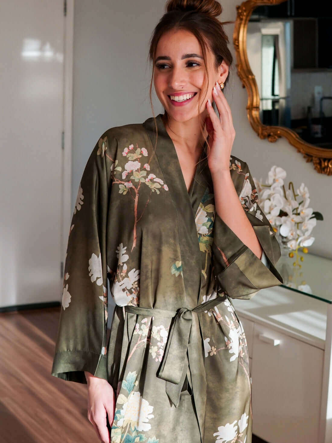 Bata kimono floral de oliva