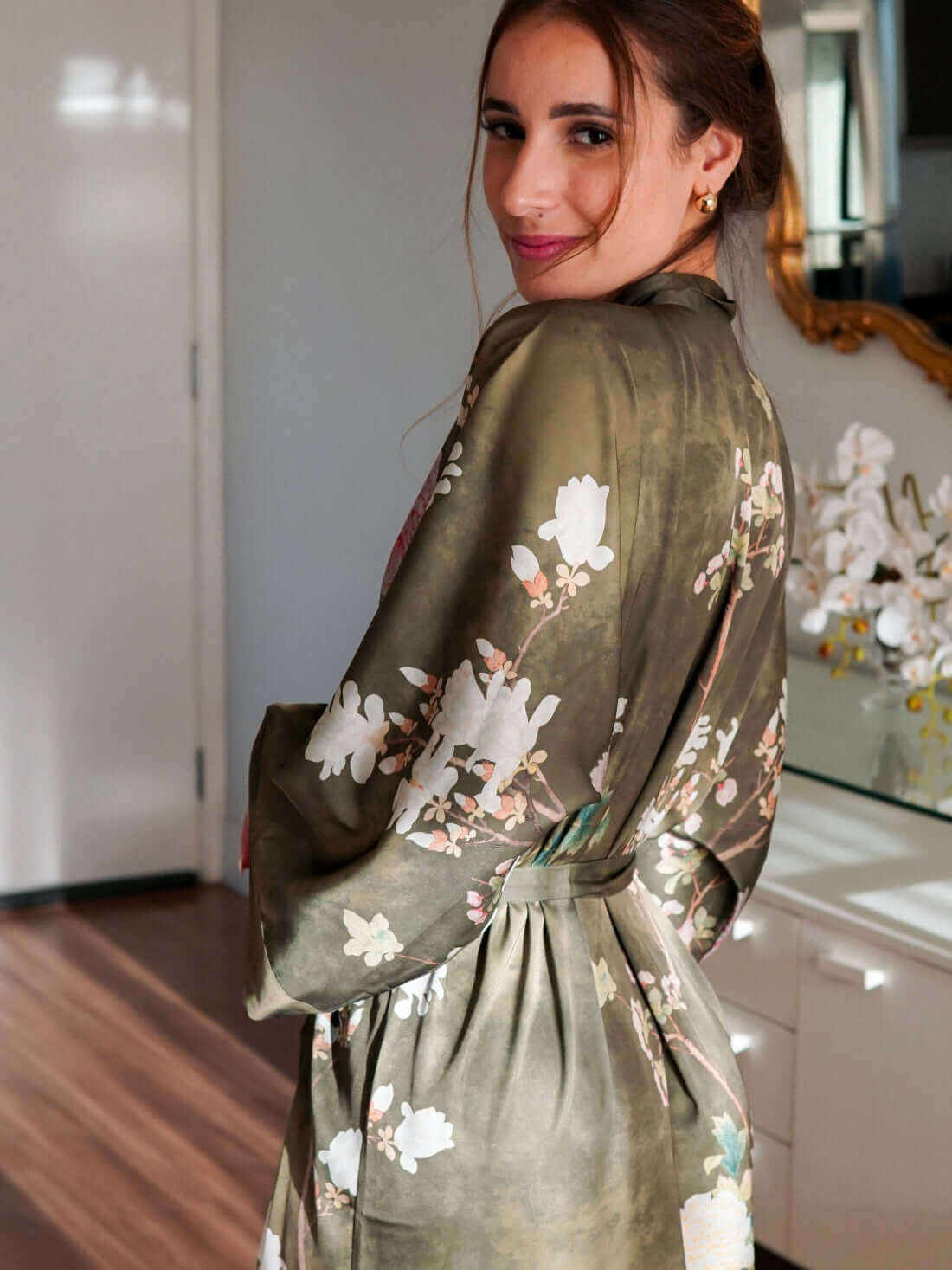Bata kimono floral de oliva